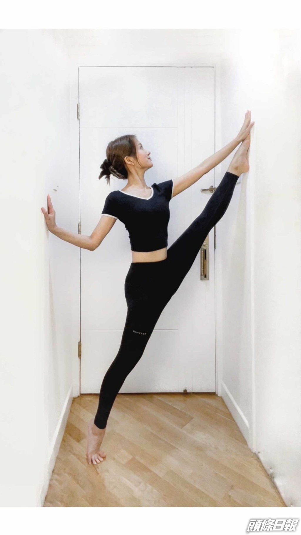 練開普拉提的鄧卓殷柔軟度驚人，拱橋、劈腿亦毫無難道。